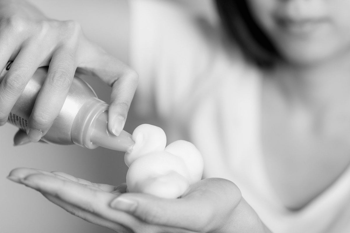 Hair treatment foam dispensed into a palm, black and white, best Japanese hair treatments guide from Kija Hair Salon